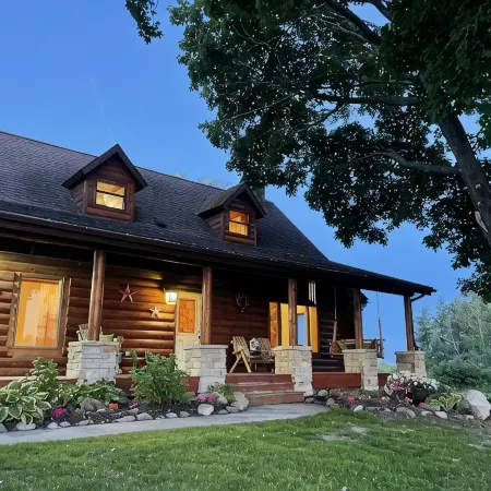 Country Living Custom Built Log Home with Hot Tub and Sauna