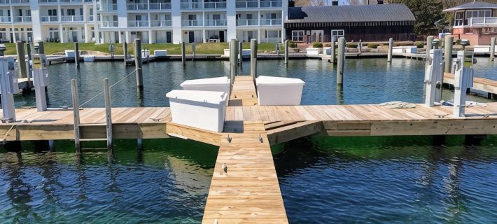 Waterfront Setting w/ Top-Floor Views Overlooking Lake Charlevoix Отели в г. Чарлвуа