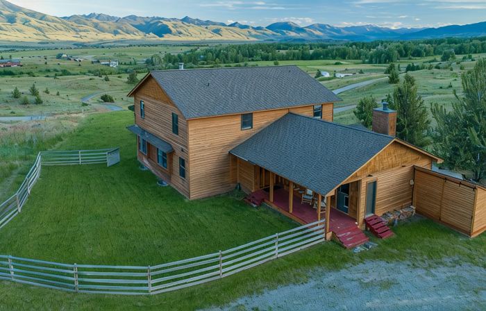 Near Chico Hot Springs, Hot Tub, 2 Fireplaces, IR Sauna, EV Charger, Foosball