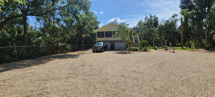 GULF ACCESS  home w/ dockage, private yard & 2 min walk to eat and stores! Hotels in Steinhatchee