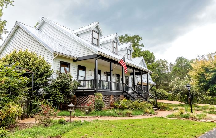 Newly Renovated White River Retreat, Breathtaking Views of the River, Sleeps 18