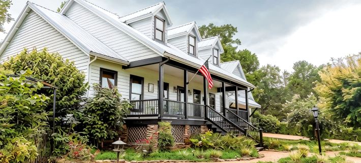 Newly Renovated White River Retreat, Breathtaking Views of the River, Sleeps 18 Hotel di Izard County