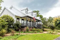 Newly Renovated White River Retreat, Breathtaking Views of the River, Sleeps 18 - Family