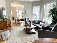 Schlitz Castle: Huge 5BR/4BA Sleeps 12 w/ Double Kitchens & Living Rooms - Homestays