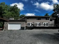 Large 4 Bedroom, Minutes from Mountains, Inlet, Airport and Downtown. - balcony