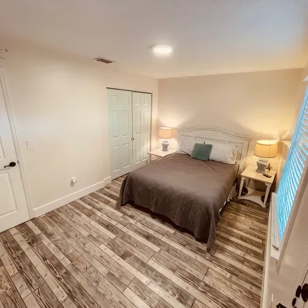 Cozy 2nd floor, steps to beach, right off A1A Beach!