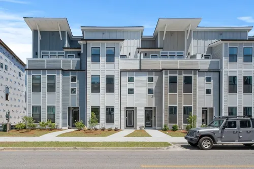 The Trendy in Park Circle Mins to DT Chs & Beach - Homestays