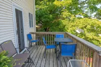 Unit 1: Beautiful townhouse near to Petoskey shopping, restaurants and trails. - Homestays