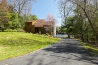 Private Lakefront on Fairview Lake - Sleeps 6-8 - 3-Star