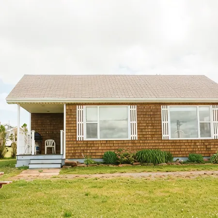 Unit 3 - Bay view cottage, near coffee shops, restaurants and beach