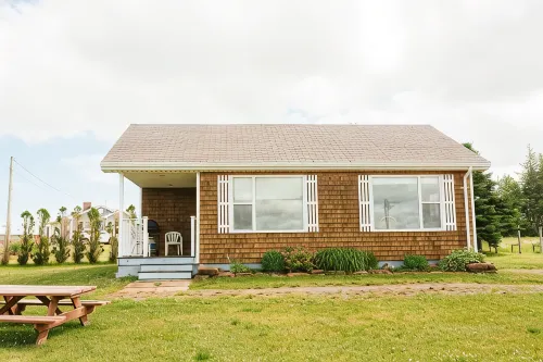 Unit 3 - Bay view cottage, near coffee shops, restaurants and beach - 3-Star