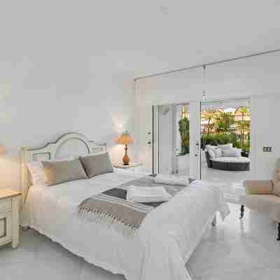 Luxury Beachfront Apt with Private Garden & Pool Rooms