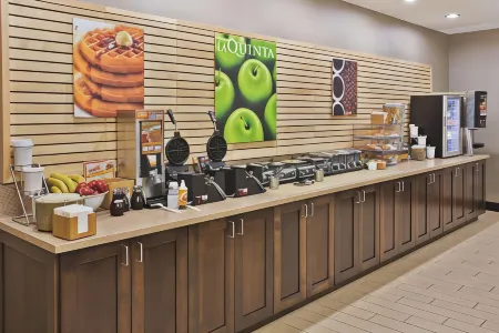 La Quinta Inn & Suites by Wyndham Bellingham Отели рядом с достопримечательностью «Колледж Уотком Коммьюнити»