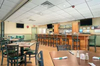 Super 8 by Wyndham Grayville Hotel a New Harmony