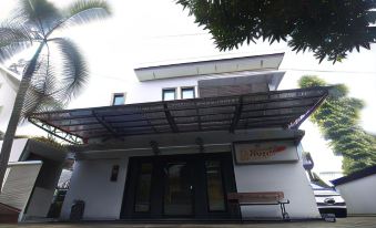 RedDoorz Plus Near Undip Tembalang