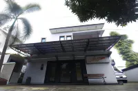 RedDoorz Plus near Undip Tembalang Hotel dekat Masjid Al- Kaustar FSM UNDIP