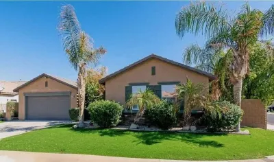 Stylish home with private pool & spa and game room.  Near Festivals & La Quinta. Indio Florist附近的飯店