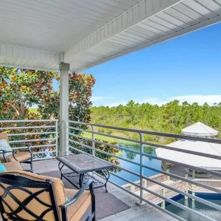 Spacious Condo by the Beach! Beautiful Lagoon Views and Close to Restaurants!