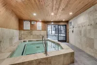 Cozy Condo Close to Everything!
