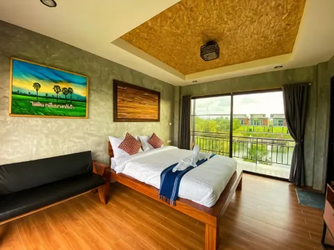 ห้องดีลักซ์ เตียงใหญ่ พร้อมระเบียง