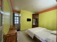 Zu-Zu Hostels Hotels near Chadwick Falls