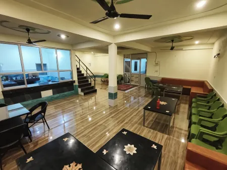 Sunrise Homestay Agra-Rooftop View Taj Mahal Отели рядом с достопримечательностью «Dr. B. R. Ambedkar University»