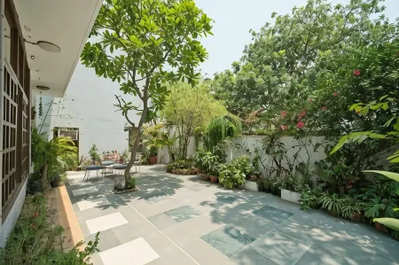 Trendy Bed & Breakfast Отели рядом со станцией Moolchand