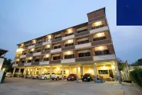 V51 Hotel - parkir