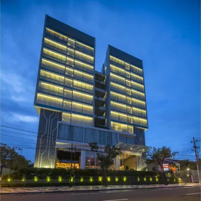 Luminor Hotel Jemursari by WH فنادق في Tenggilis Mejoyo