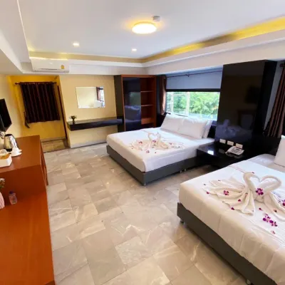 โรงแรมเรสท์ แอท รัชดา โรงแรมใกล้โกลเด้นโดม คาบาเร่ต์โชว์