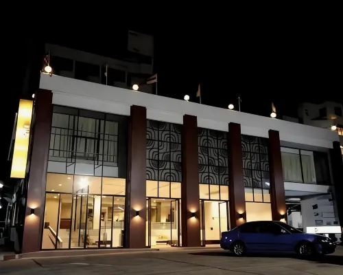 The Regent Ubon Hotel Отели рядом с достопримечательностью «Школа Narinukun»