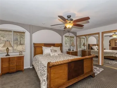 8 Guests Family Fun, Hot Tub, Game Room, Arcade, Foosball, Fireplaces Hotels near Lollipop Park