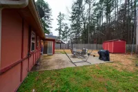 Charming Oasis with Tesla Charger and Backyard Retreat - Cozy Escape