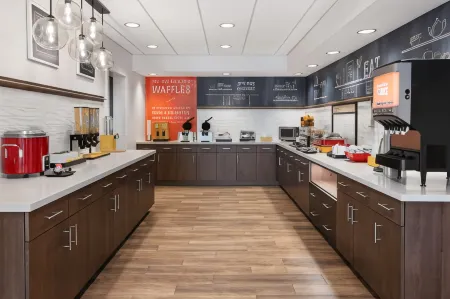 Hampton Inn Cleveland-Airport/Tiedeman Rd Отели рядом с достопримечательностью «Пикник Гров Энд Реструмс»