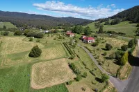 Cherry Top Farmstay - Boutique Eco Village Hotels in Lilydale