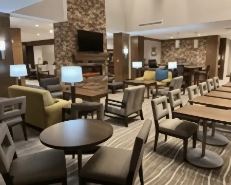 Staybridge Suites Denton Отели рядом с достопримечательностью «Парк Игл Пасс»