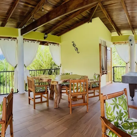 Exclusive 5 Bedroom Rainforest Retreat, Ocean/ Mountain View’s /sleeps 12