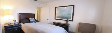 Sleeps 20!  Near Bulldog Stadium! Отели рядом с достопримечательностью «Oh Wow Nickel Arcade»