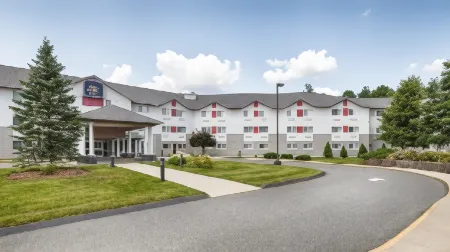 Best Western Plus Executive Court Inn  Conference Center Отели в г. Сандан