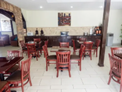 Howard Johnson by Wyndham Arlington Ballpark / Six Flags