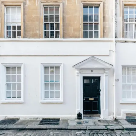Modern   Stylish Central Bath Apartment