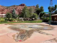 Serene Downtown Kanab Adventure Hub for Zion, Bryce, Lake Powell w/Hot Tub, Yard
