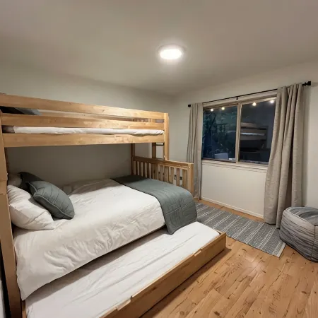 Cozy Mountain Home with Hot Tub and Wifi in Rhododendron