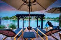 Lake Front Paradise, Pool and Hot Tub-Bubbly - โฮมสเตย์