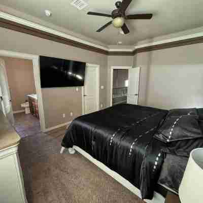 3-bedroom house in charming El Paso with AC, fitness room, WiFi, Gated community Rooms