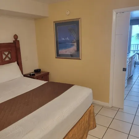 Gorgeous Oceanfront Condo with Pool/Beautiful Views, 4th FL, 2-Bath