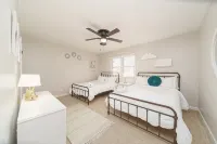 Private & Spacious 4Br w/ Heated Pool, Hot Tub & Fire Pit · Near Hpu & Market - balcony