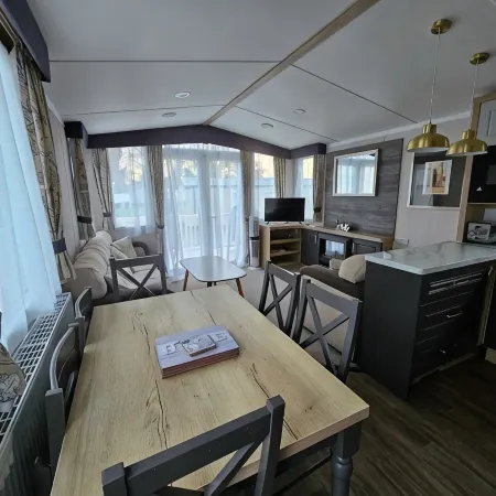 Freesia 3 Bedroom Modern Caravan Rockley Park, Poole Harbour, Dorset. Dogs free.