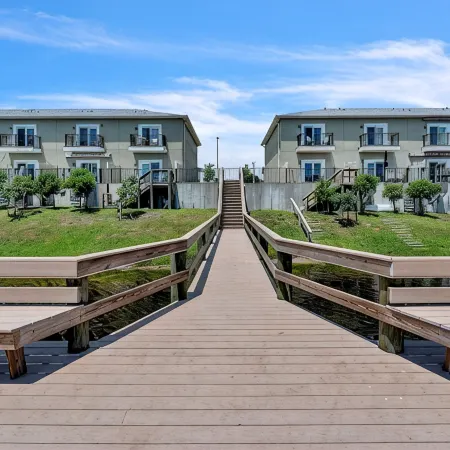 Waterfront 2-bdrm townhome with WiFi, AC, walking distance to EGAD food & shops