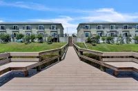 Waterfront 2-bdrm townhome with WiFi, AC, walking distance to EGAD food & shops
